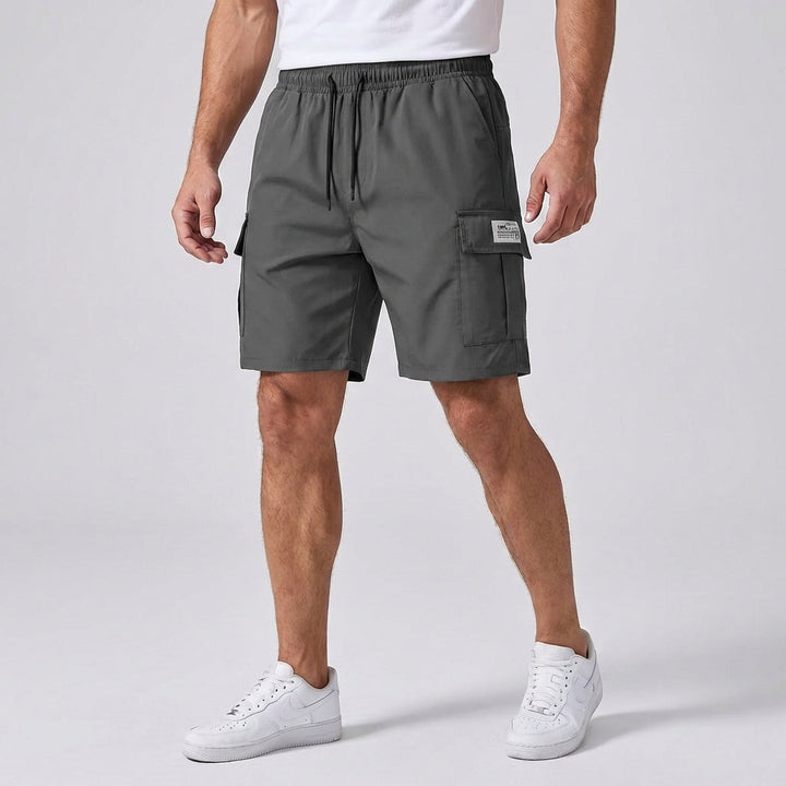 Nahaufnahme der funktionalen Seitentaschen der grauen CargoVex Herren Cargoshorts. Praktische Taschenshorts.