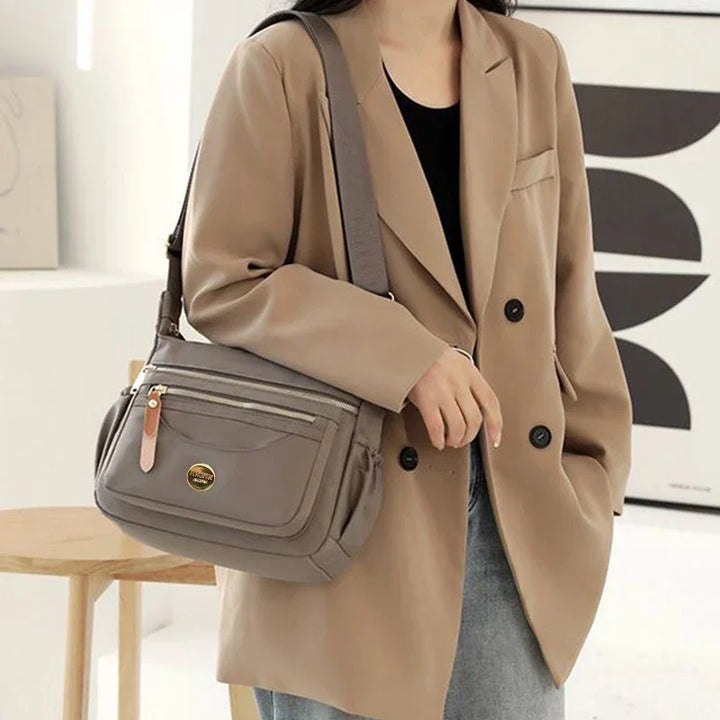 Vielseitige Unisex Umhängetasche aus Nylon, schwarz. Perfekte Crossbody-Tasche für Sport, Reise oder Alltag.