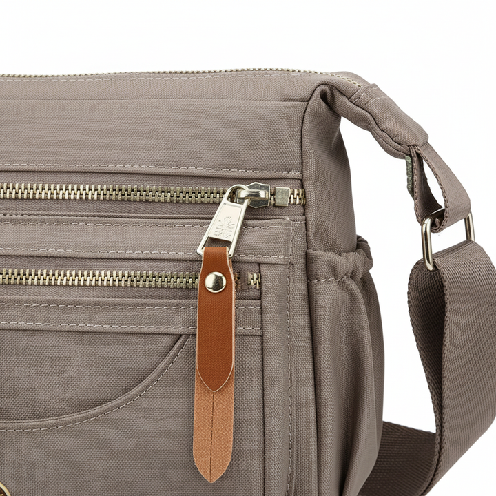 Robuste Nylon Messenger-Bag, khaki. Ideale Unisex Reisetasche mit Fächern für gute Organisation.