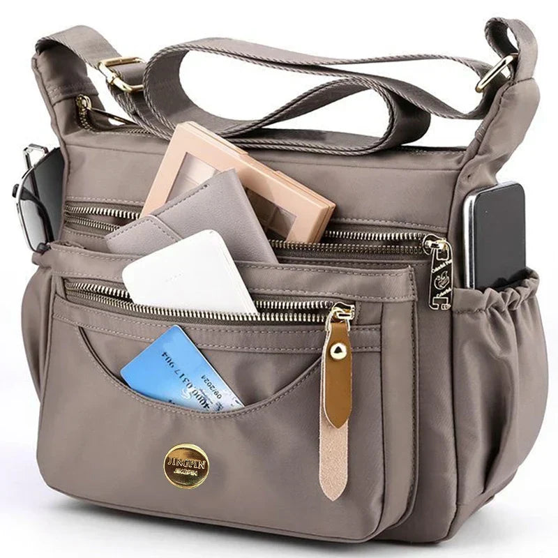 Vorderansicht der schwarzen Unisex Crossbody-Tasche aus Nylon. Kompakte Alltagstasche mit verstellbarem Gurt.