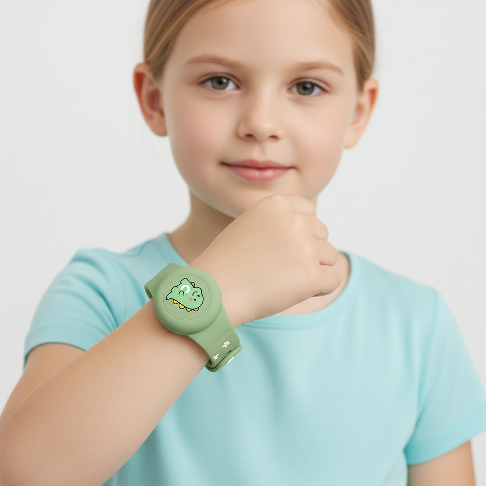Sicheres AirTag Kinderarmband: Buntes, widerstandsfähiges Silikonband, bietet Sicherheit für Kinder beim Spielen.