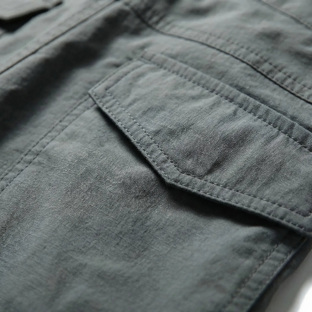 Rückansicht der Herren Cargo-Hose mit verstärktem Gesäßbereich & praktischen Taschen. Ideal für Outdoor-Einsätze.