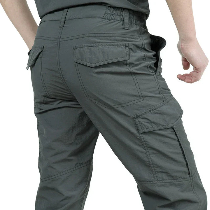 Nahaufnahme des reißfesten, robusten Stoffes der taktischen Herren Outdoor-Hose. Garantiert lange Haltbarkeit.