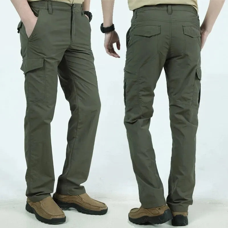 Mann trägt stilvolle & funktionale taktische Cargo-Hose. Perfekt für Outdoor-Abenteuer, Wandern & Freizeit.