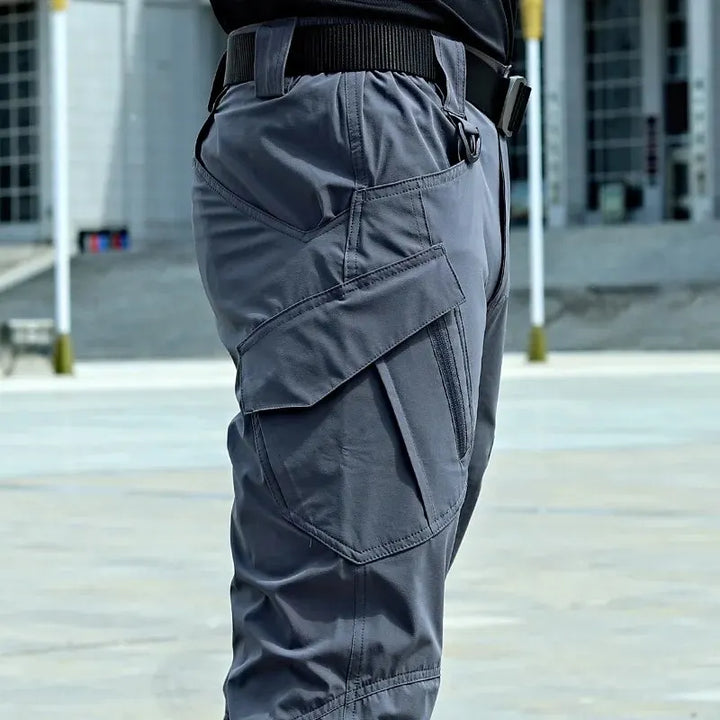 Aktiver Mann in taktischer Herrenhose beim Wandern. Bietet optimale Bewegungsfreiheit & viele Staufächer.