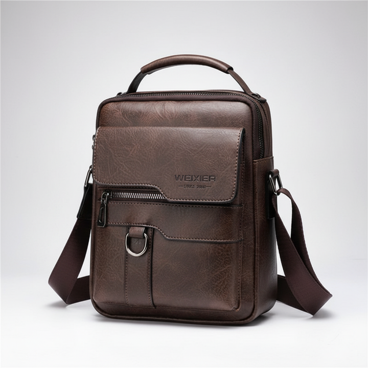Verstellbarer Schultergurt einer unisex PU-Leder Messenger-Tasche, braun. Komfortabel & reisefreundlich.