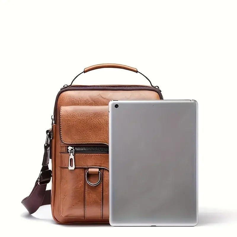 Unisex Tablettasche aus PU, braun, mit Tablet im Hauptfach. Perfekte kompakte Messenger-Tasche für unterwegs.