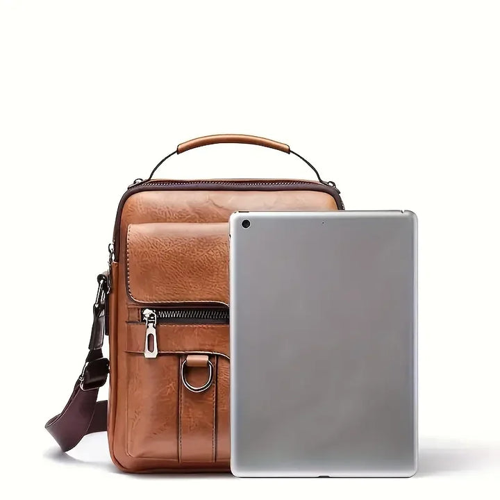 Unisex Tablettasche aus PU, braun, mit Tablet im Hauptfach. Perfekte kompakte Messenger-Tasche für unterwegs.