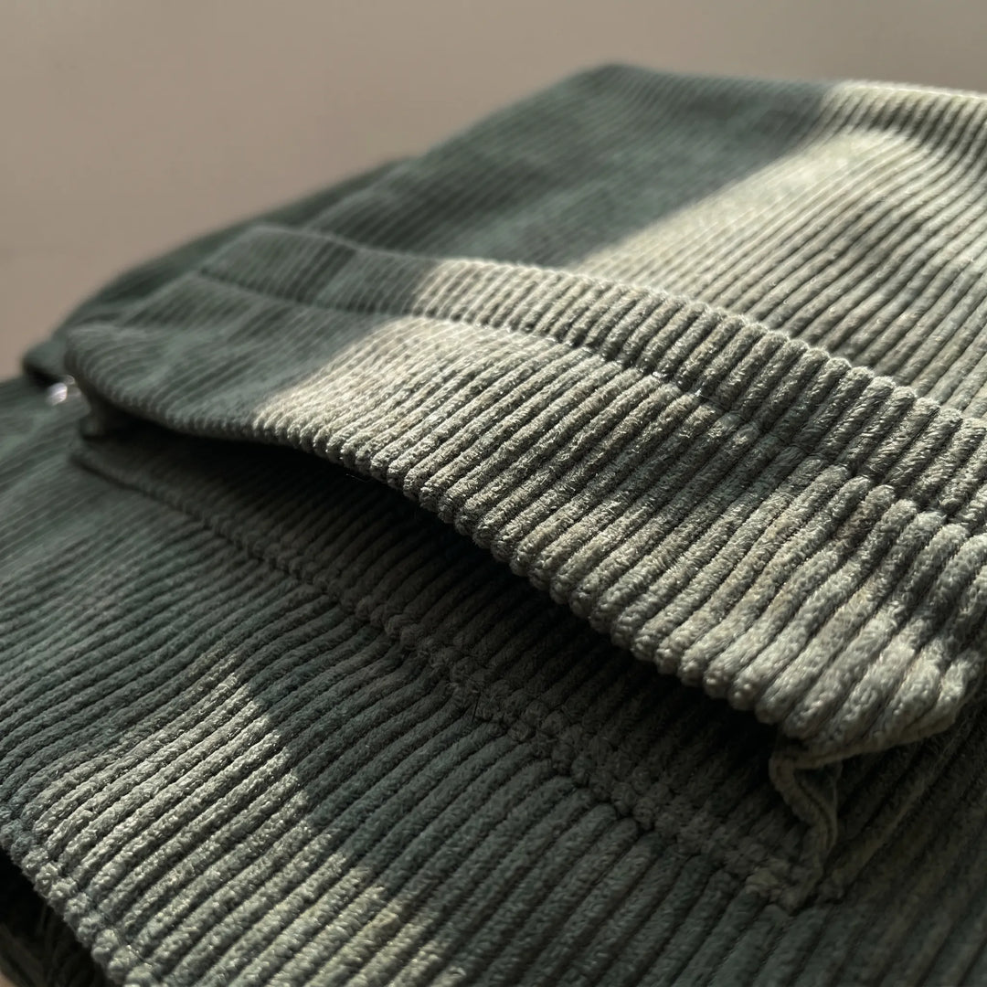 Bequeme Cord Crossbody Bag mit verstellbarem Riemen, perfekt für lange Tage unterwegs.