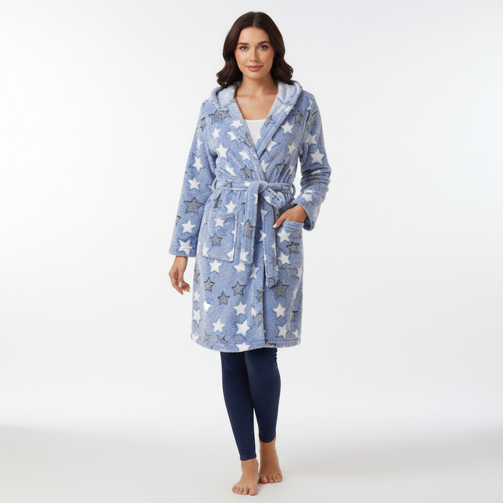 Nahaufnahme des weichen Polyester-Stoffs eines gemütlichen, knielangen Damen Morgenmantels mit Gürtel.