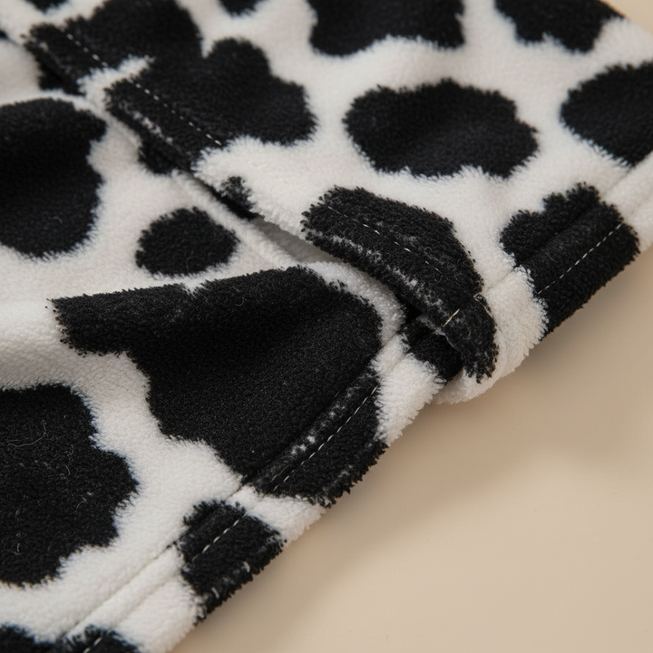 Gemusterter, knielanger Damen Morgenmantel mit Gürtel & V-Ausschnitt. Kuschelige Polyester-Robe für entspannte Stunden.