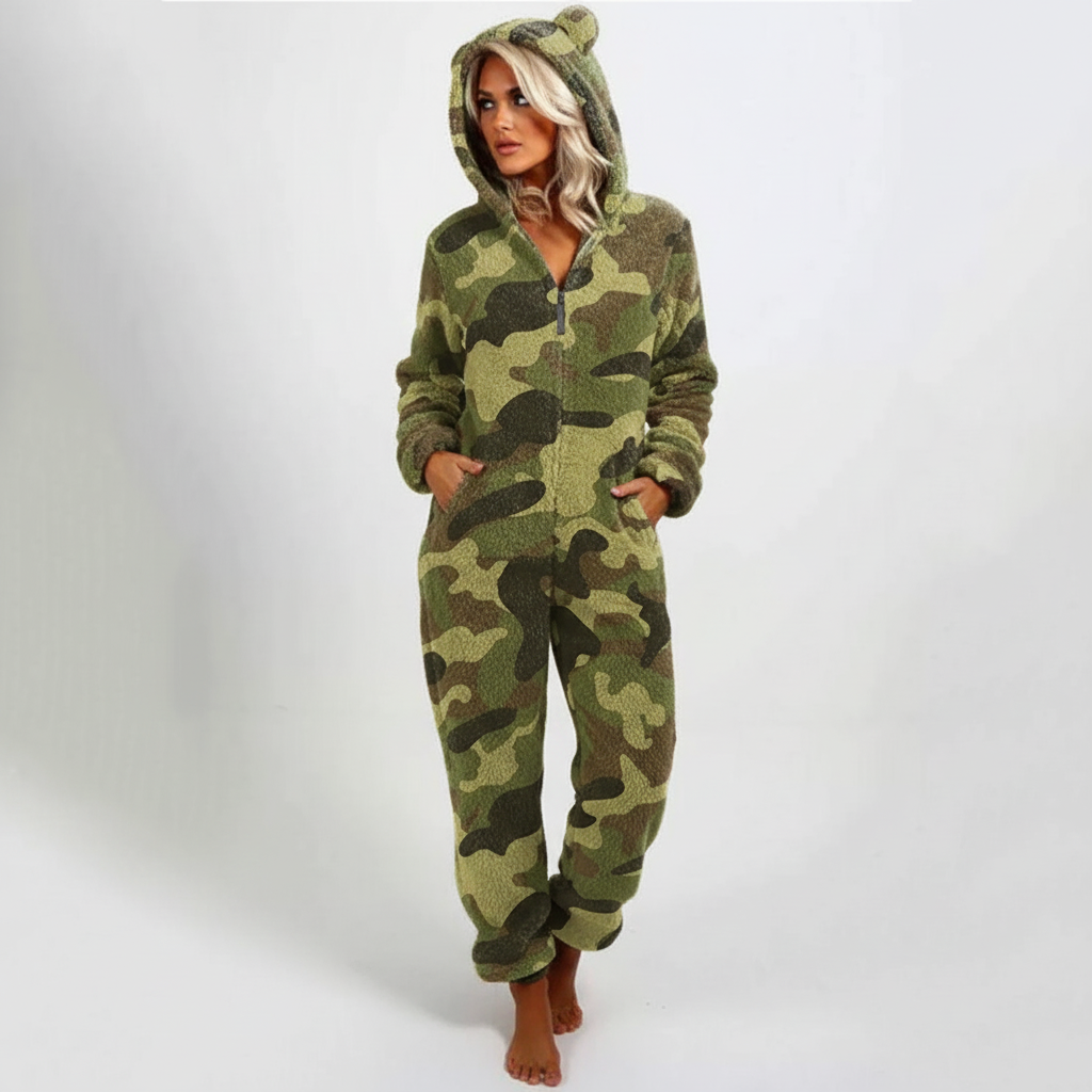 Stilvoller Damen Kuschel-Overall als Loungewear, warmer Kapuzen-Schlafanzug für Freizeit.