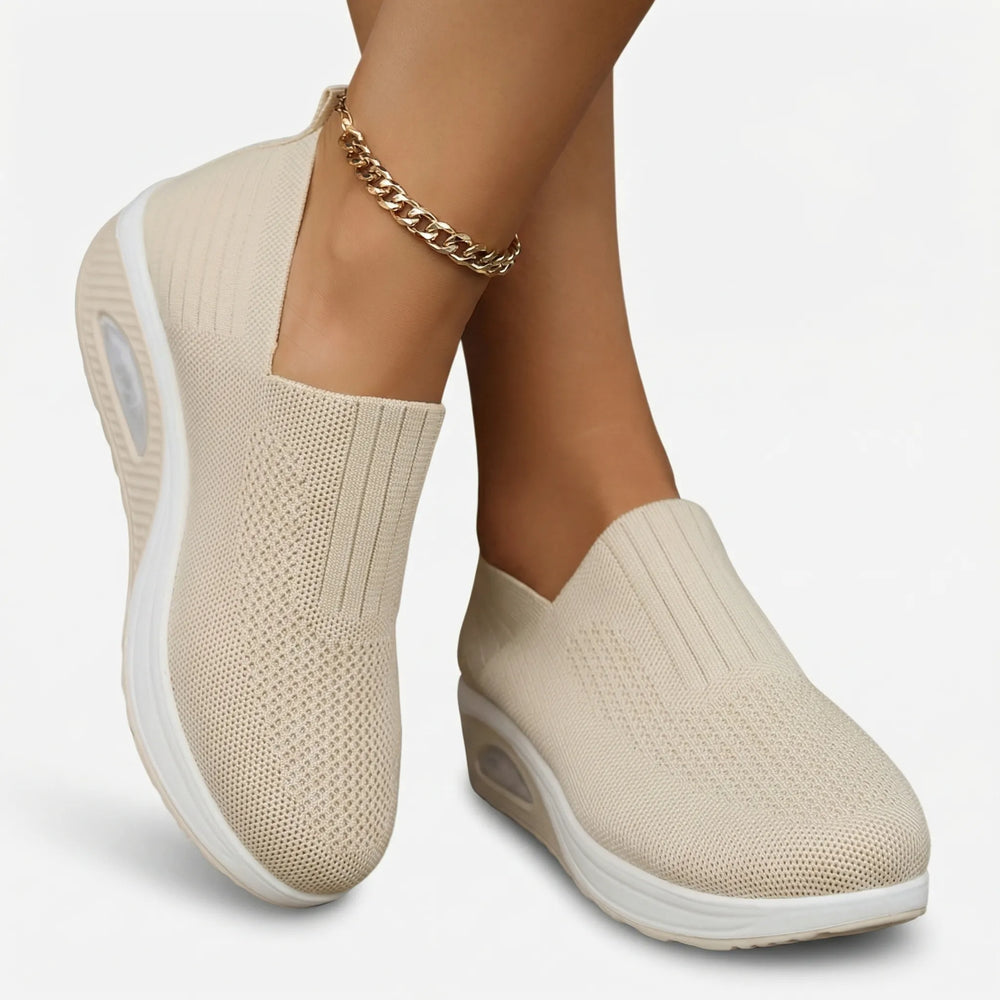 Komfortable Damen Slip-On Sneaker mit dämpfender Luftkissen-Sohle, ideal für Alltag und Walking.