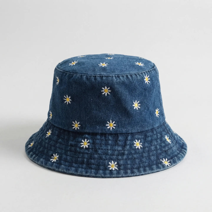 Weißer Unisex Fischerhut aus Baumwolle mit feiner Gänseblümchen-Stickerei, trendiges Sommer-Accessoire.
