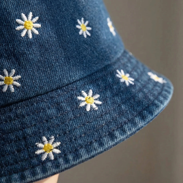 Stylischer Fischerhut mit Gänseblümchen-Stickerei, bietet Sonnenschutz und ergänzt jedes Sommeroutfit.