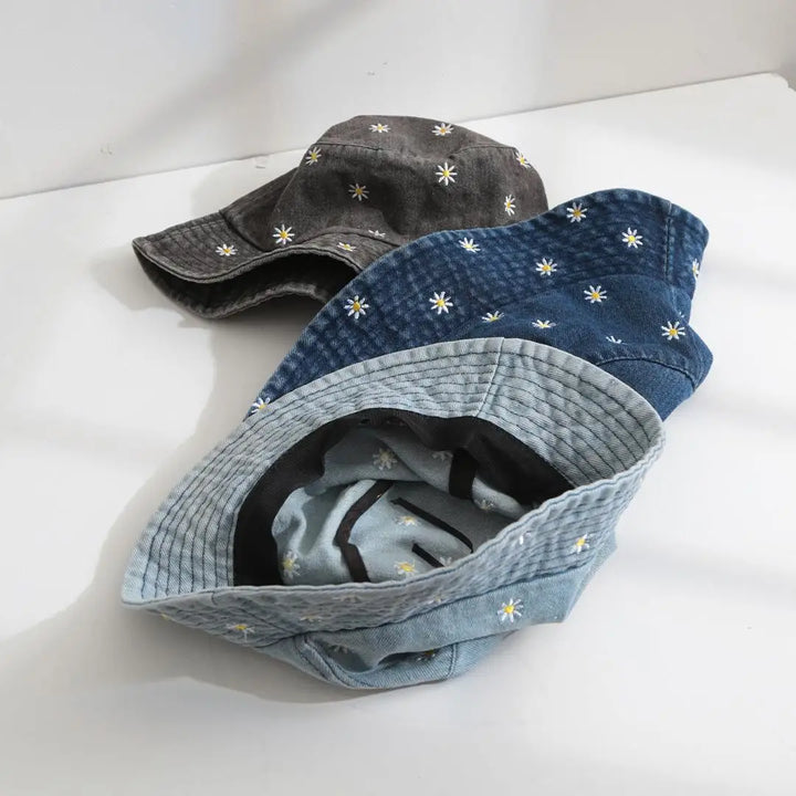 Weicher Baumwoll-Fischerhut, unisex, mit handgemachter Gänseblümchen-Stickerei, für Komfort und Stil.