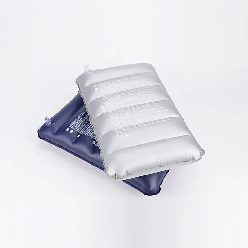 Ergonomisches aufblasbares Reisekissen, ideal als Nackenkissen oder Rückenlehne, bietet Komfort unterwegs.