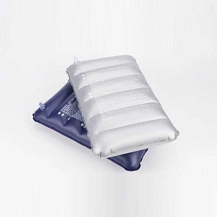 Ergonomisches aufblasbares Reisekissen, ideal als Nackenkissen oder Rückenlehne, bietet Komfort unterwegs.