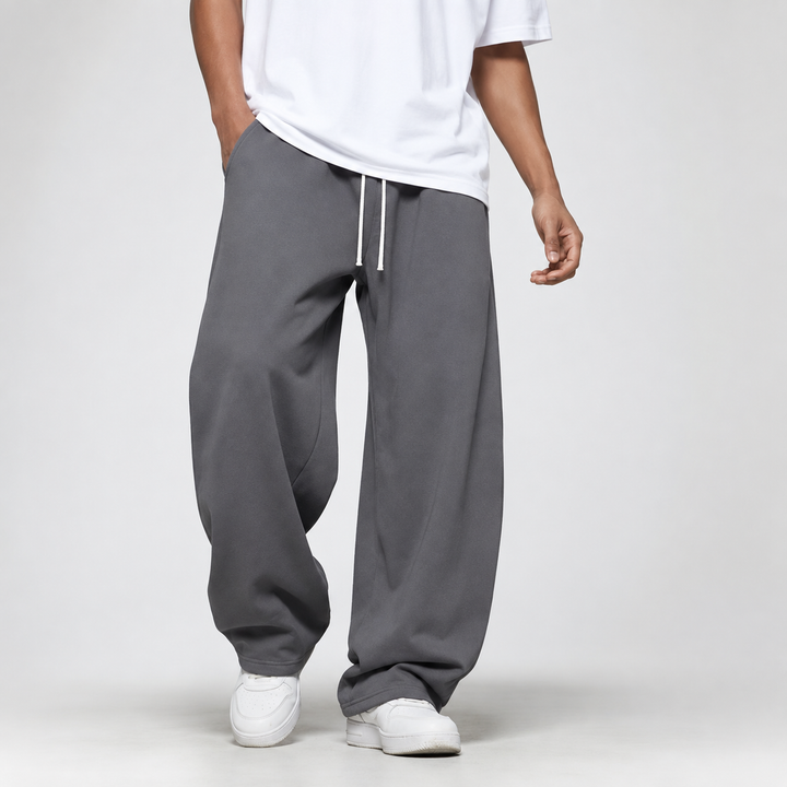 Schwarze lockere Herren Trainingshose, atmungsaktiv & stylish.