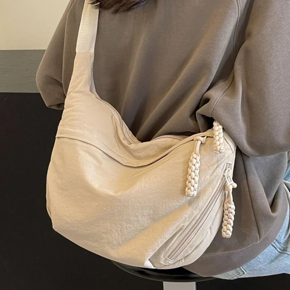 Trendige Umhängetasche für Damen, Slouchy-Look. Deine geräumige und stilvolle Begleitung.