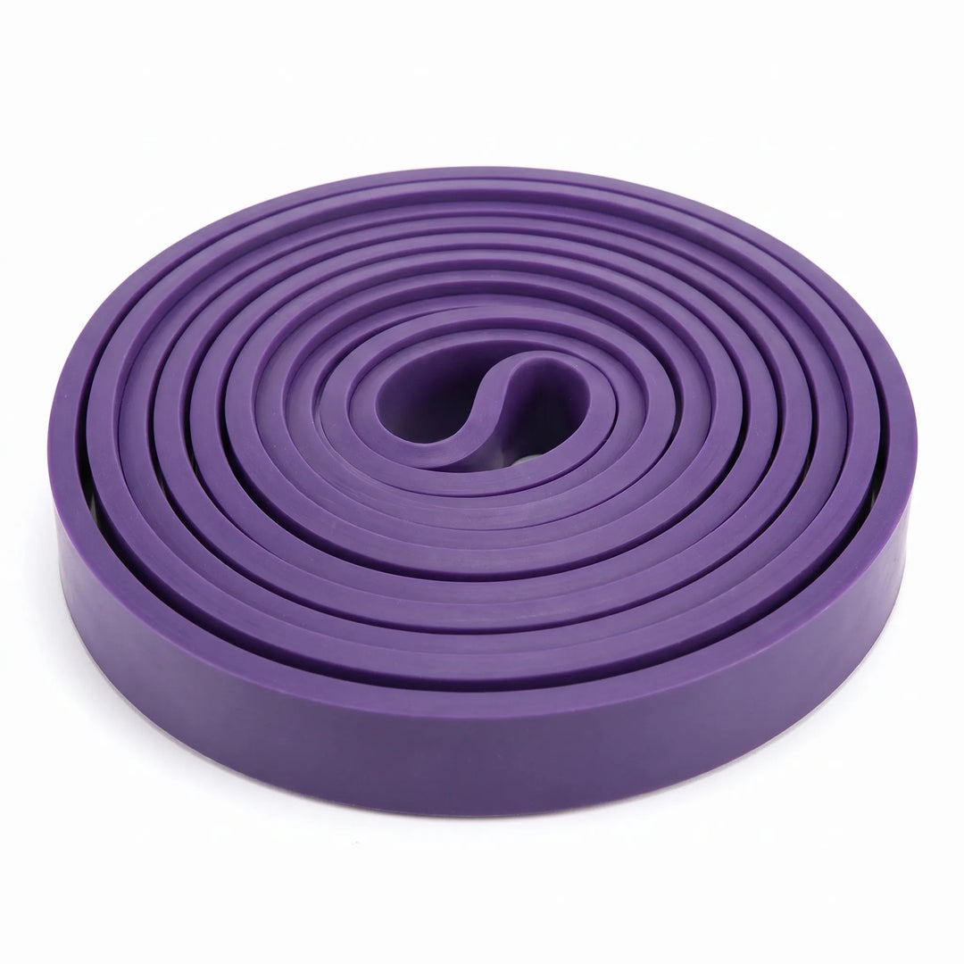 Mann stärkt Schultern mit FlexLoop Widerstandsband. Optimiertes Trainingsband für Krafttraining & Dehnbänder.
