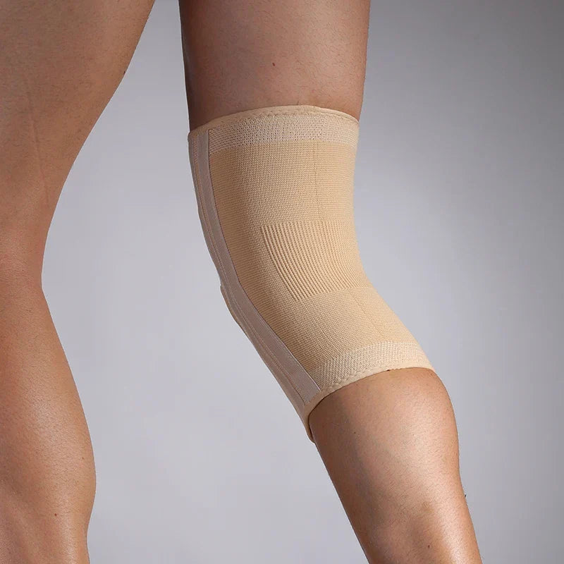Vorderansicht der FlexiGuard hochelastischen Kniebandage, ideal für umfassenden Knieschutz und Kompression.