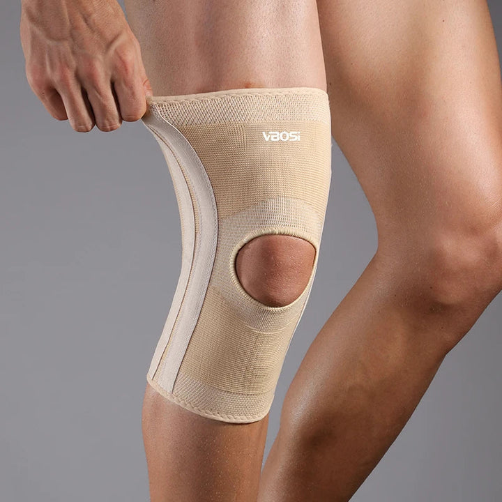 Unisex FlexiGuard Kniebandage am Bein, sorgt für Komfort, Unterstützung und Knieschutz im Alltag und beim Sport.