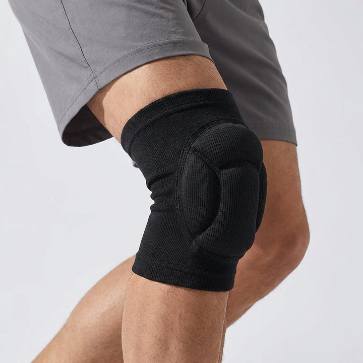 Gepolsterte Kniebandage in Schwarz für optimalen Knieschutz beim Sport, ideal als Knieschoner mit Aufprallschutz.