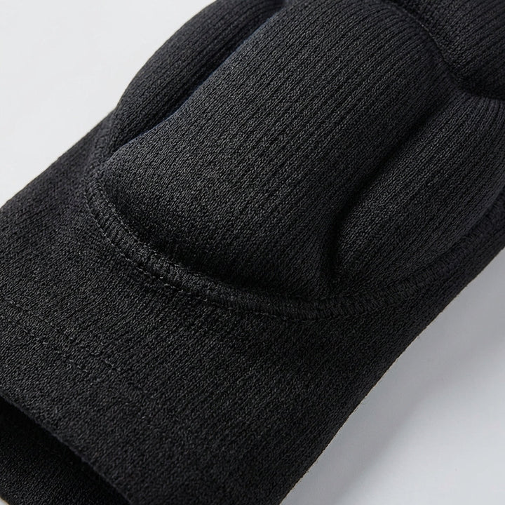 Bequeme Slip-on Fitness-Kniebandage, schwarz, unisex, mit Polsterung für Gelenkstütze und Schutz beim Training.