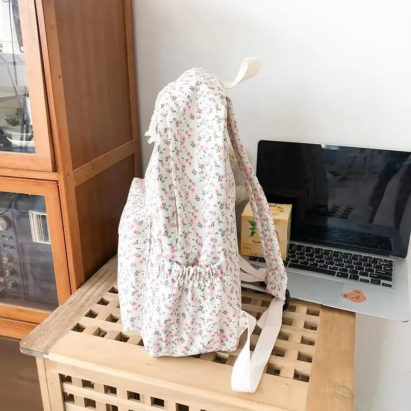 Rückansicht des Damen-Schulrucksacks mit Blumenmuster. Bequeme Träger, leicht, ideal für Alltag & Schule.