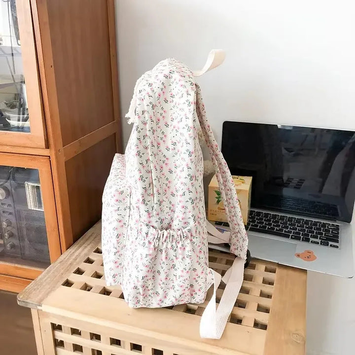 Rückansicht des Damen-Schulrucksacks mit Blumenmuster. Bequeme Träger, leicht, ideal für Alltag & Schule.