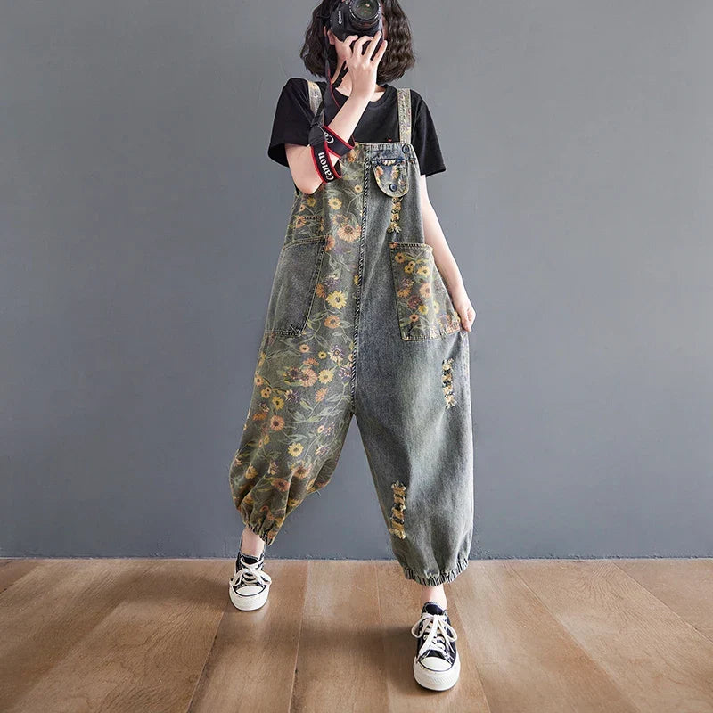 Trendiger Herren Jumpsuit mit Blumenmuster und Oversize-Passform. Perfekt für Streetwear und ein lässiges Sommer-Outfit.