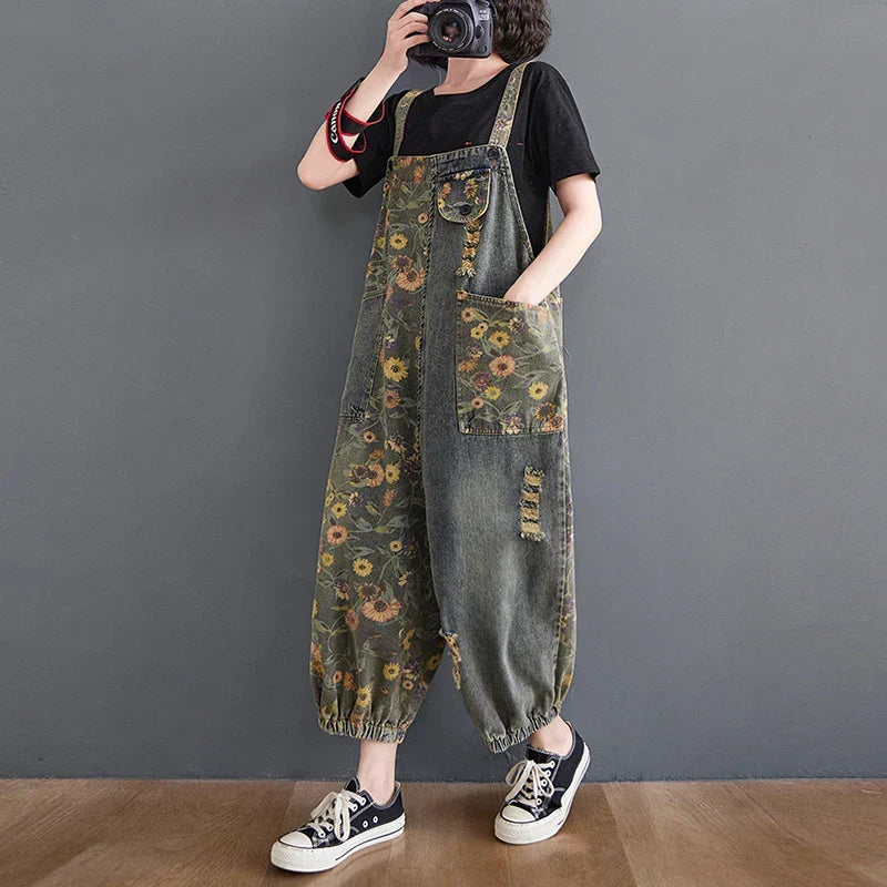 Modische Herren Oversize-Latzhose mit Blumenmuster. Weites Bein, hoher Komfort und lässiger Stil für den Sommer.