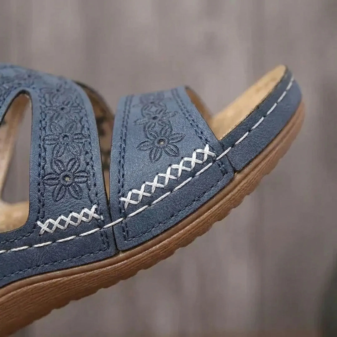 Damen Slip-on Keilabsatz-Sandale mit offener Zehenpartie und hübschem Blumenmuster. Komfortabel.