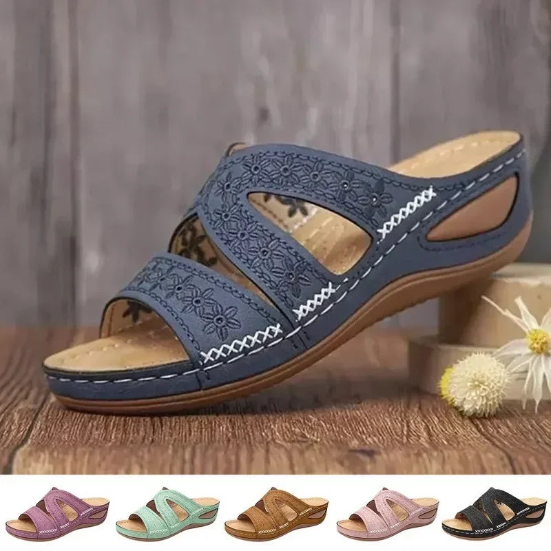 Modische Damen Keilabsatz-Sandale mit Blumenmuster. Bequem für Alltag & Freizeit, ideal für Frühling/Sommer.