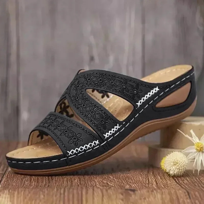 Bequeme Damen Keilabsatz-Sandale mit Plateau und Blumenmuster. Perfekter Alltagsschuh im Vintage-Stil.