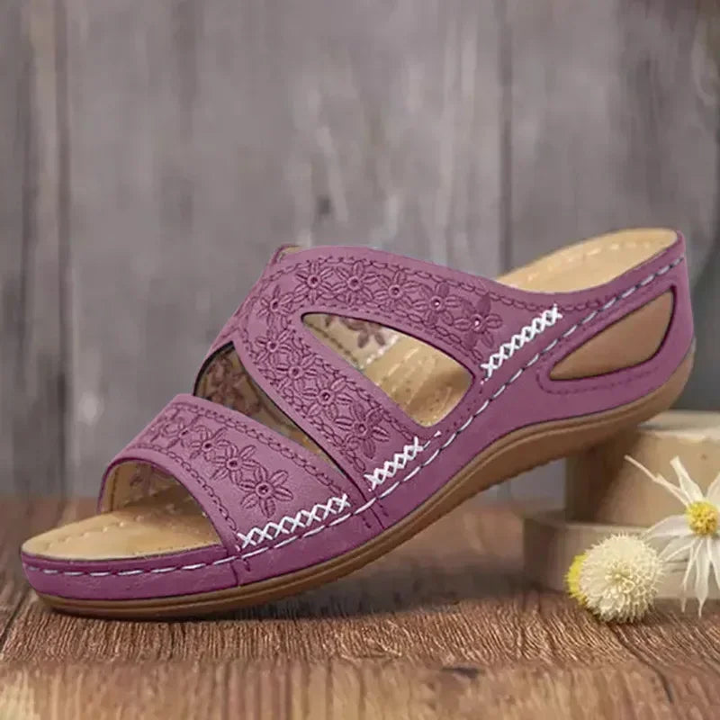 Vintage Stil Damen Plateau-Sandale mit Keilabsatz. Blumenmuster, offener Zehenbereich, retro Sommerschuh.