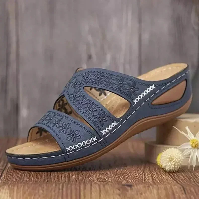 Elegante Damen Sandale mit Keilabsatz, Plateau & Blumenmuster. Retro-Look für Frühling & Sommer.