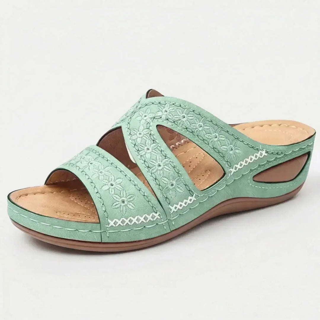 Komfortable Damen Plateau-Sandale mit Keilabsatz. Slip-on Design, bequemer Alltagsschuh für Sommer.