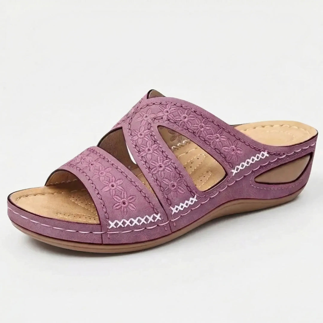 Frühling Sommer Damen Sandale: Bequeme Plateau-Sandale mit Blumenmuster & Keilabsatz. Alltagstauglich.