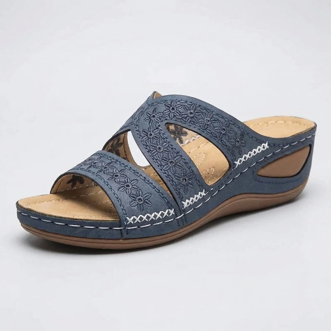 Elegante Damen Keilabsatz-Sandale mit Plateau und Blumenprint. Ideal als Sommerschuh im Retro-Stil.