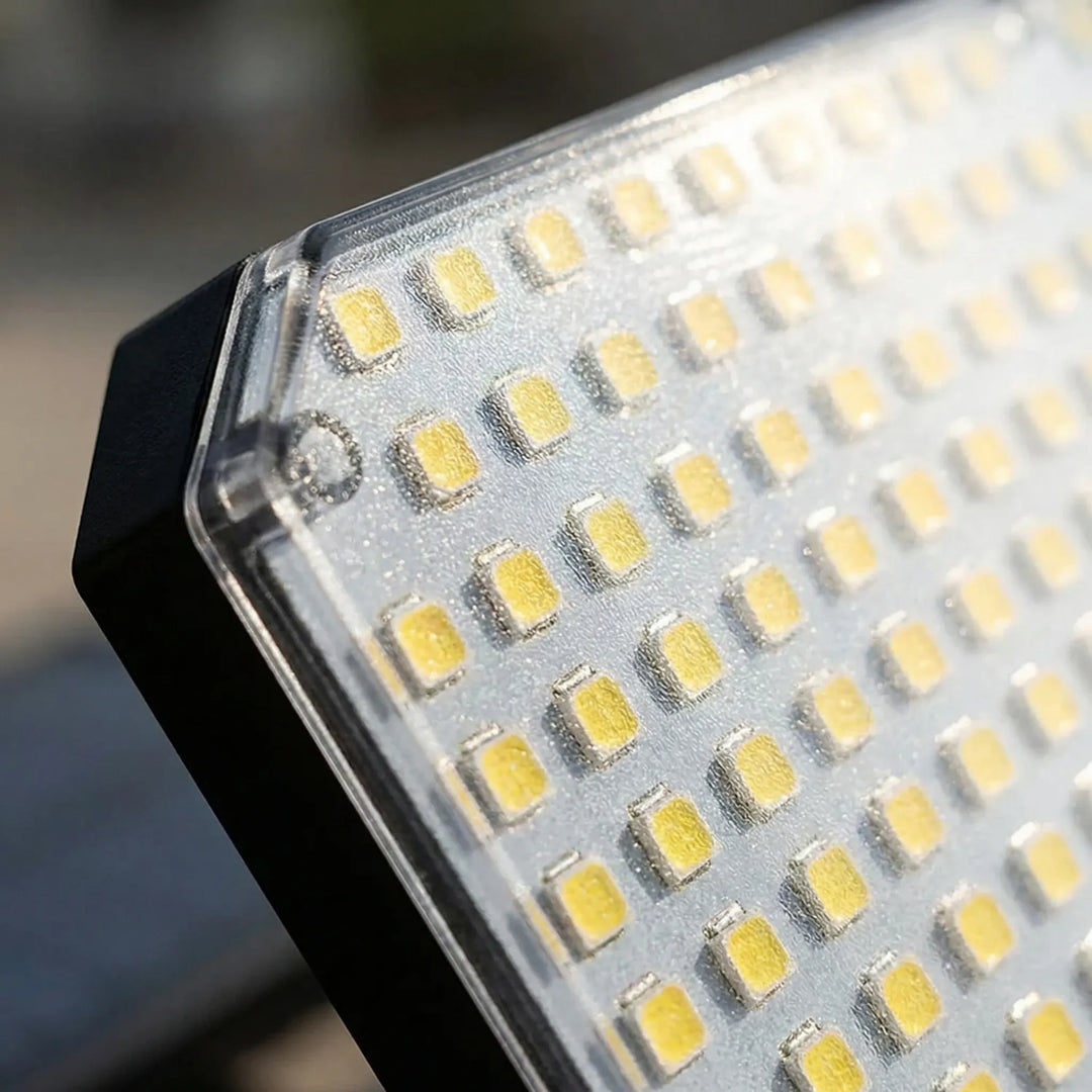 Kabelloser Solarstrahler mit starkem Licht für aussen. Mit Bewegungsmelder & Fernbedienung. Energieeffiziente Gartenbeleuchtung.