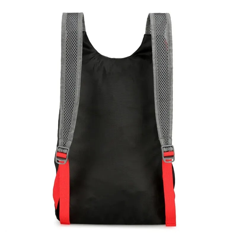 Blauer, faltbarer Rucksack aus wasserdichtem Material. Kompaktes Design für maximalen Komfort.