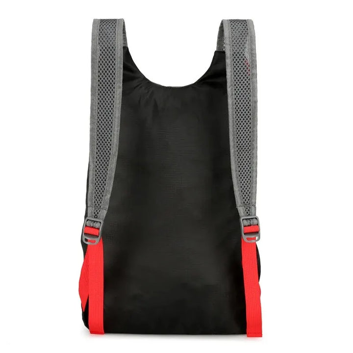 Blauer, faltbarer Rucksack aus wasserdichtem Material. Kompaktes Design für maximalen Komfort.