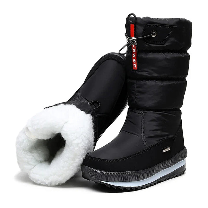 Frozelle Herren Winterstiefel im Schnee, bereit für Outdoor-Abenteuer; warm, wasserdicht und rutschfest.