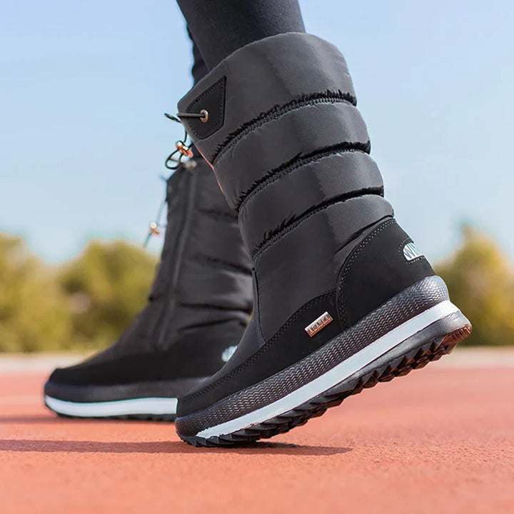 Stylische Frozelle Herren Winterstiefel, Seitenansicht mit robuster Struktur und bequemer Wadenpassform.
