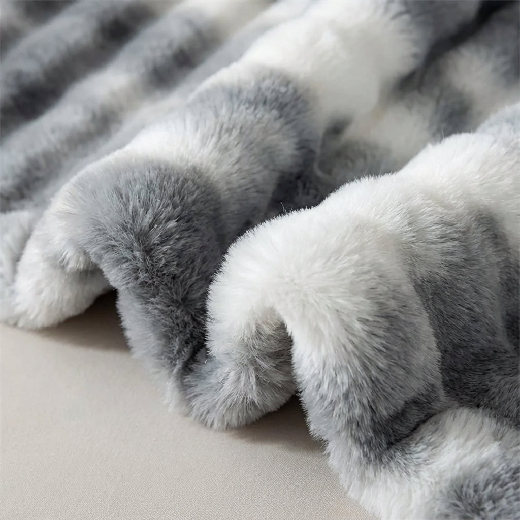 Pflegeleichte Kunstpelzdecke, luxuriös weich und warm. Die perfekte Decke für Sofa, Bett & Entspannung.