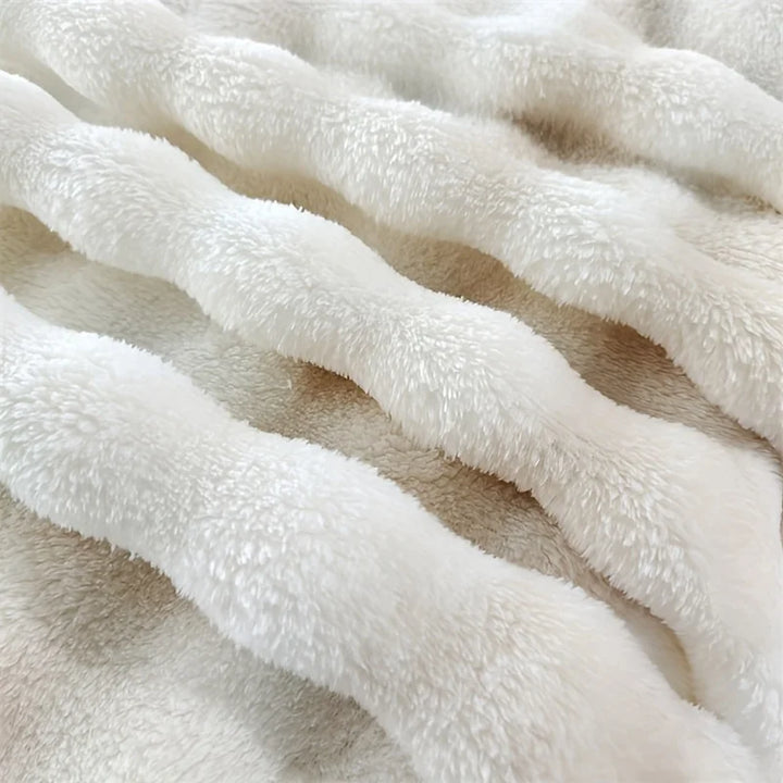Premium Kunstpelzdecke, flauschig weich, wunderbar warm & pflegeleicht. Eine luxuriöse Wohndecke.