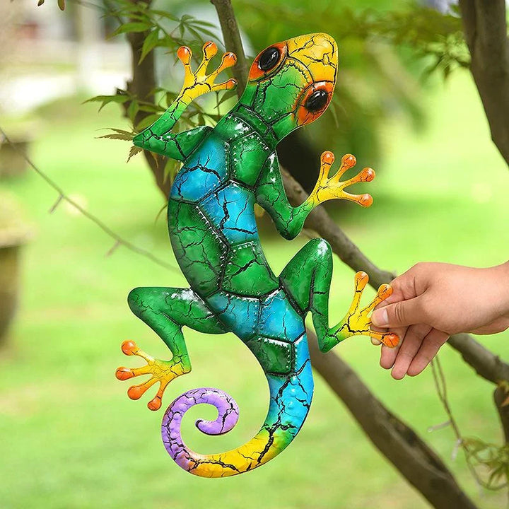 Nahaufnahme des bunten Gecko Wandornaments, handbemalte Metallkunst als lebendige Gartendeko.