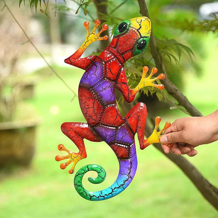 Bunter Gecko Wand-Deko an einer Backsteinmauer, charmante Gartendeko, die eine lebendige Atmosphäre schafft.